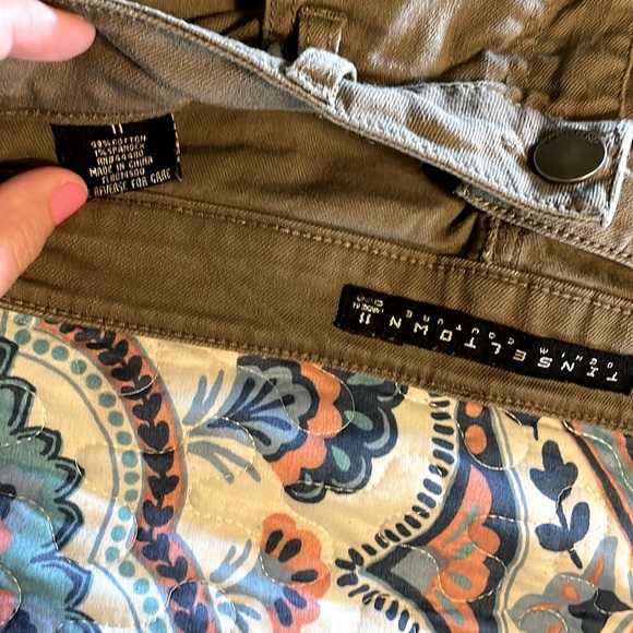 Tinseltown Lace Hem Shorts (Olive Brown) - Size 11 - Picture 3 of 3